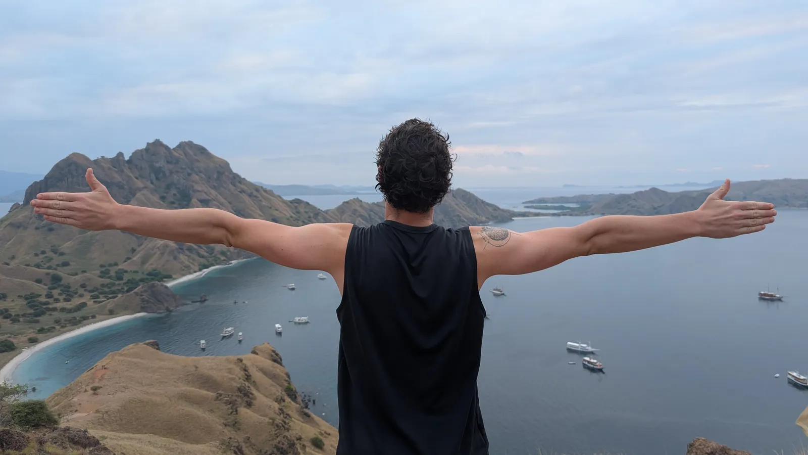 Voyageur bras ouverts face aux îles de Komodo, en Indonésie